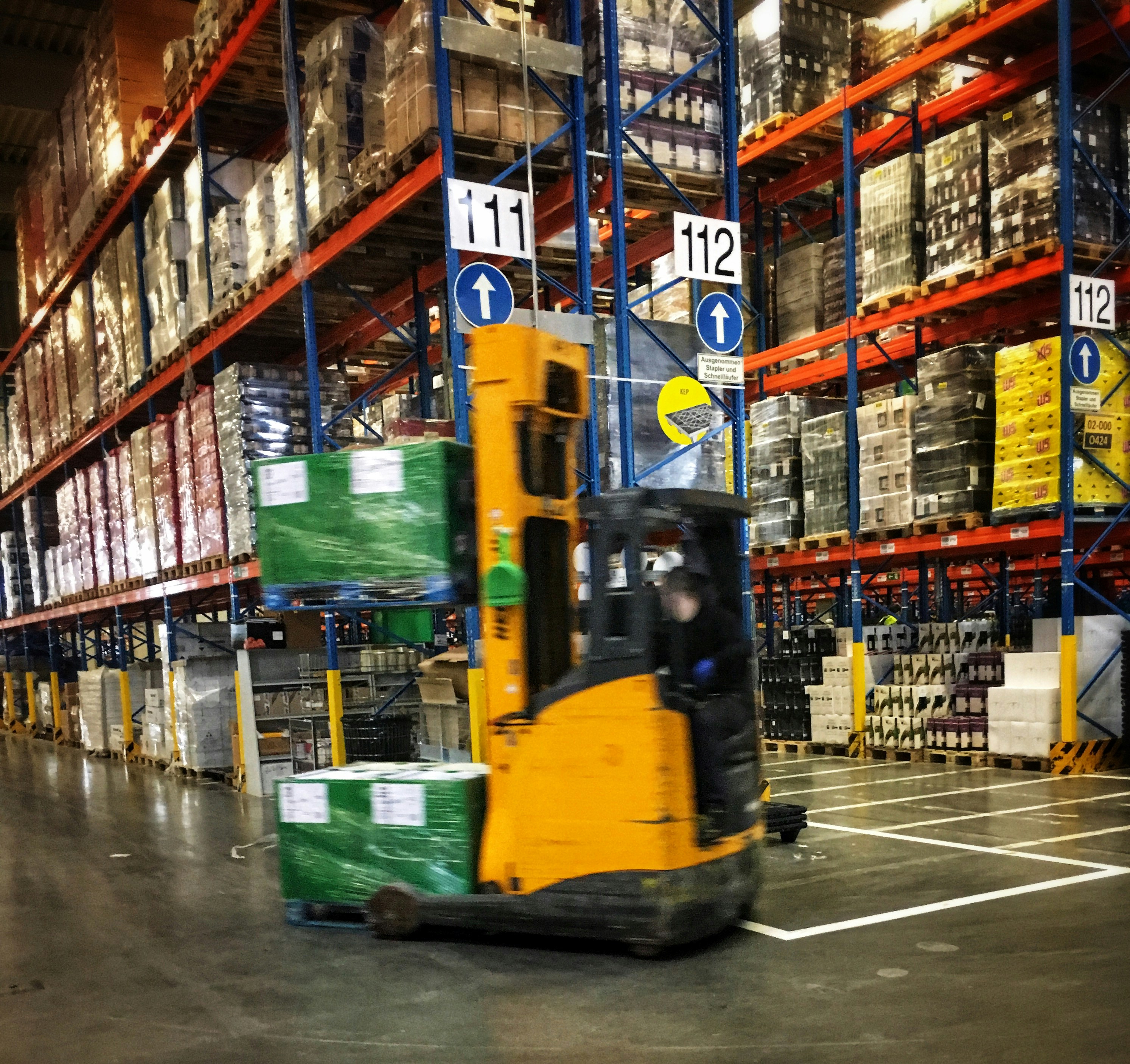 Magazijn met heftruck — productinformatie net zo vindbaar als de pallets zelf